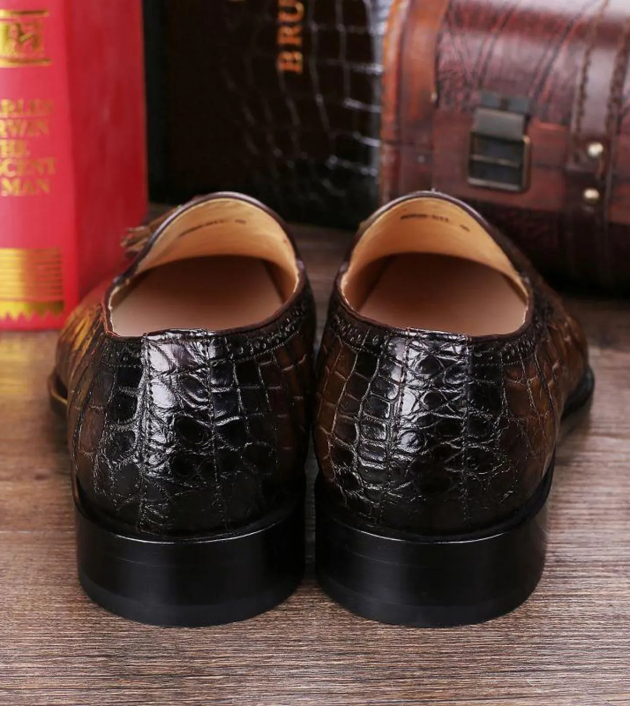 Novità in Grenn Mocassini con motivo a coccodrillo per uomo Scarpe da uomo con frange per feste di nozze per uomo con spedizione
