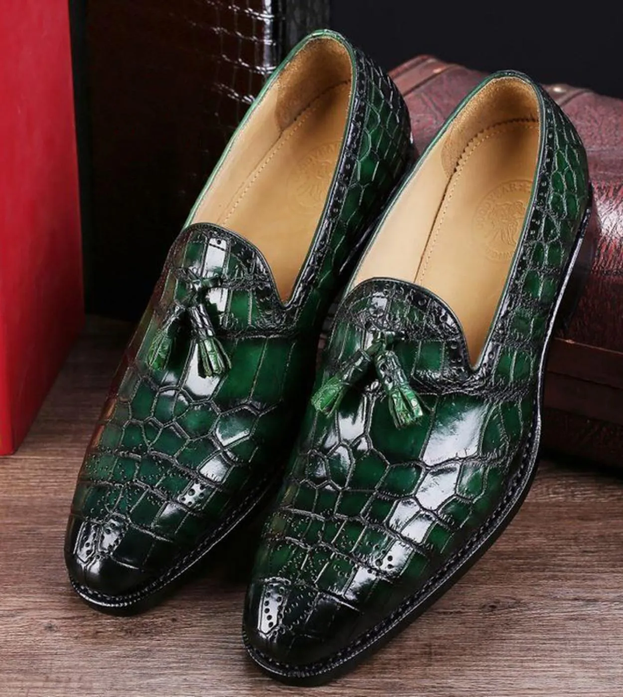 Novità in Grenn Mocassini con motivo a coccodrillo per uomo Scarpe da uomo con frange per feste di nozze per uomo con spedizione