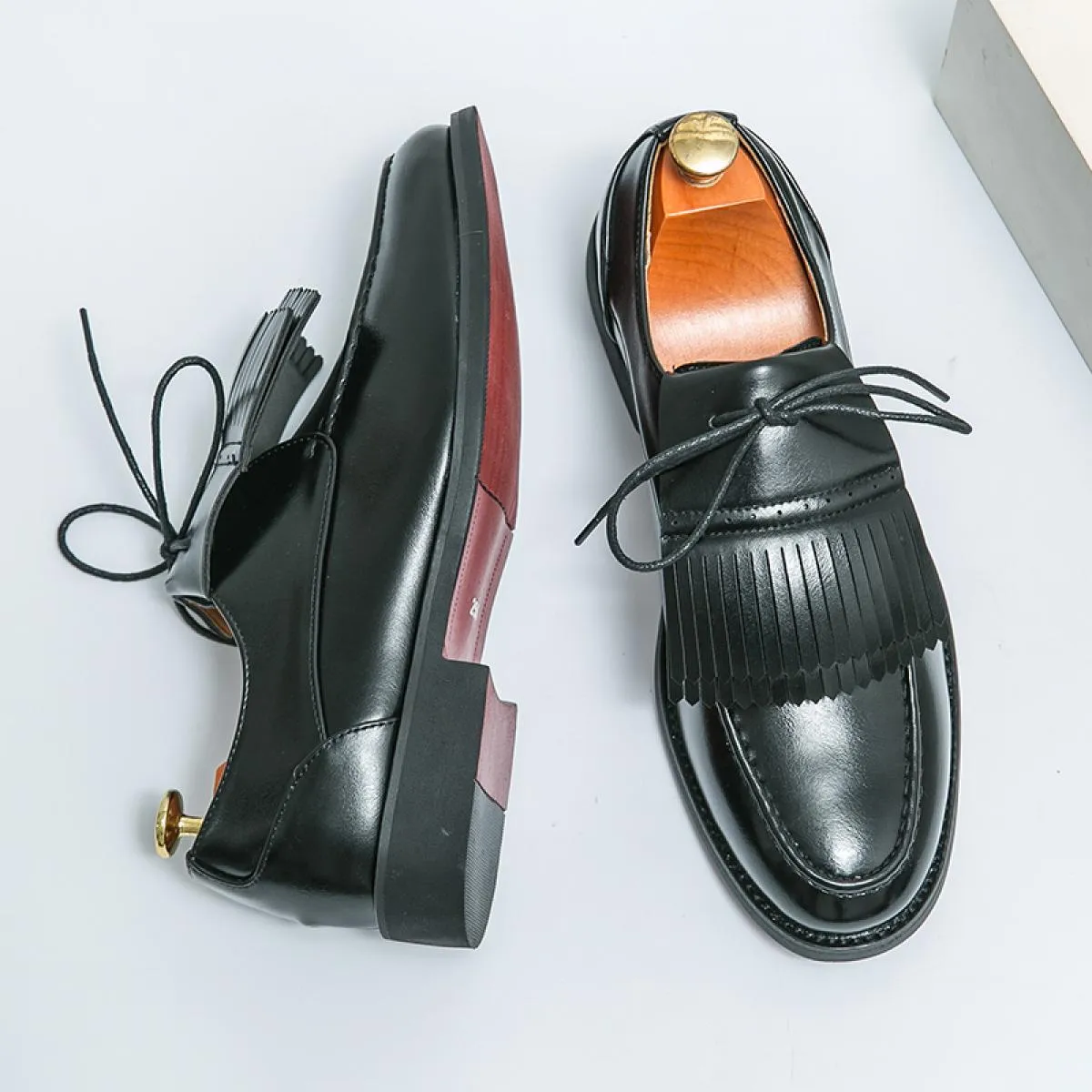 Nuovi mocassini con suola rossa per uomo Nappe marroni nere Slip On Punta tonda Fatti a mano Moda Scarpe da uomo da sposa Taglia