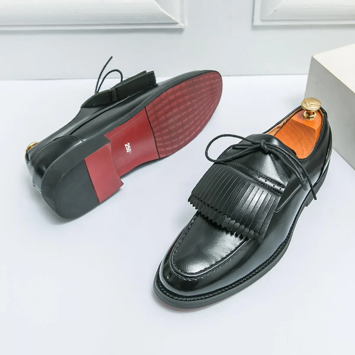 Nuovi mocassini con suola rossa per uomo Nappe marroni nere Slip On Punta tonda Fatti a mano Moda Scarpe da uomo da sposa Taglia