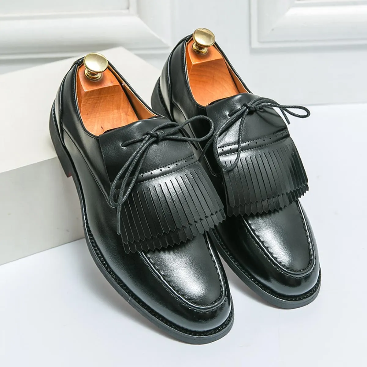 Nuovi mocassini con suola rossa per uomo Nappe marroni nere Slip On Punta tonda Fatti a mano Moda Scarpe da uomo da sposa Taglia