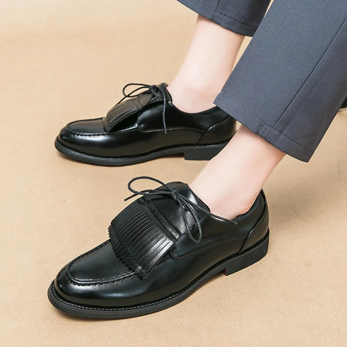 Nuovi mocassini con suola rossa per uomo Nappe marroni nere Slip On Punta tonda Fatti a mano Moda Scarpe da uomo da sposa Taglia