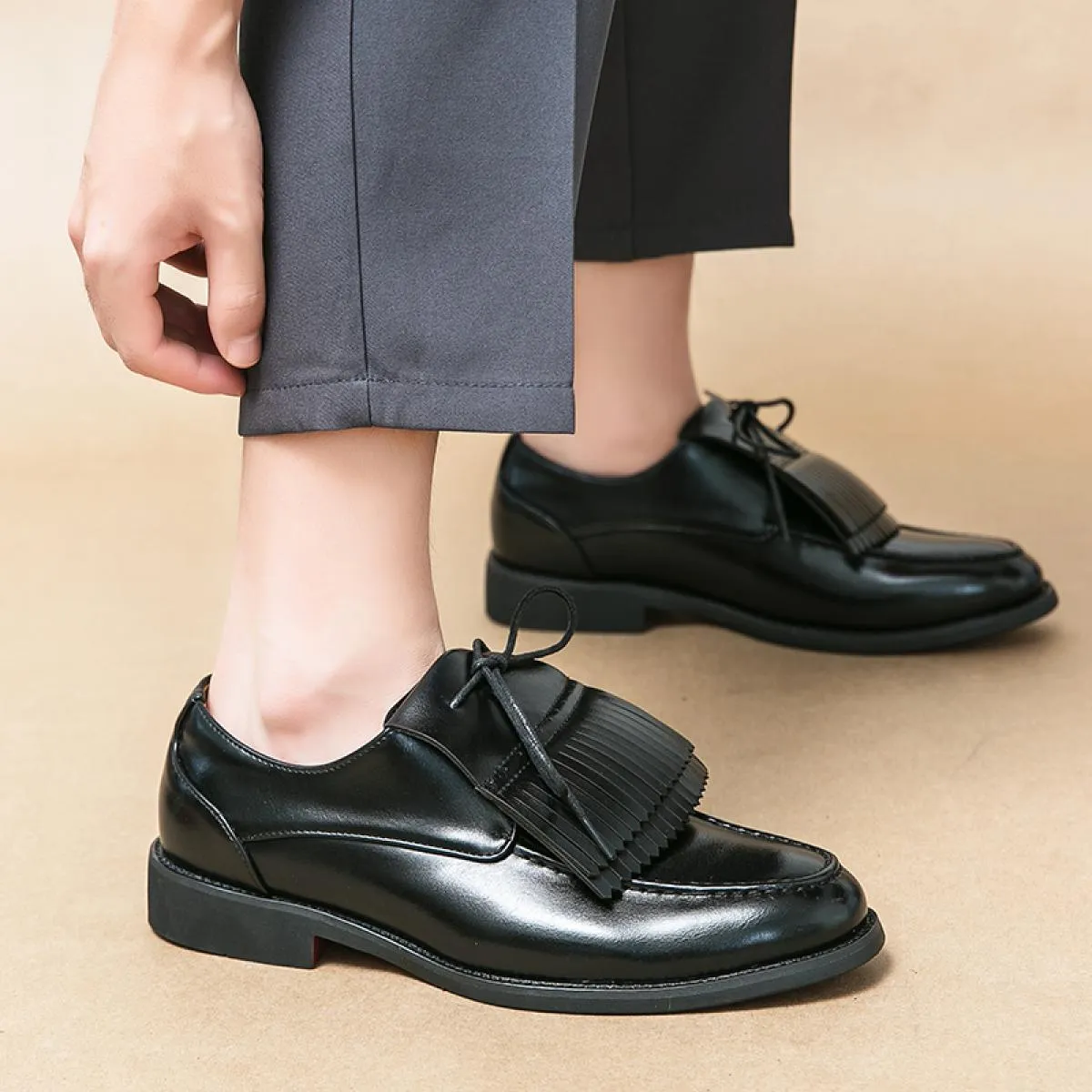 Nuovi mocassini con suola rossa per uomo Nappe marroni nere Slip On Punta tonda Fatti a mano Moda Scarpe da uomo da sposa Taglia