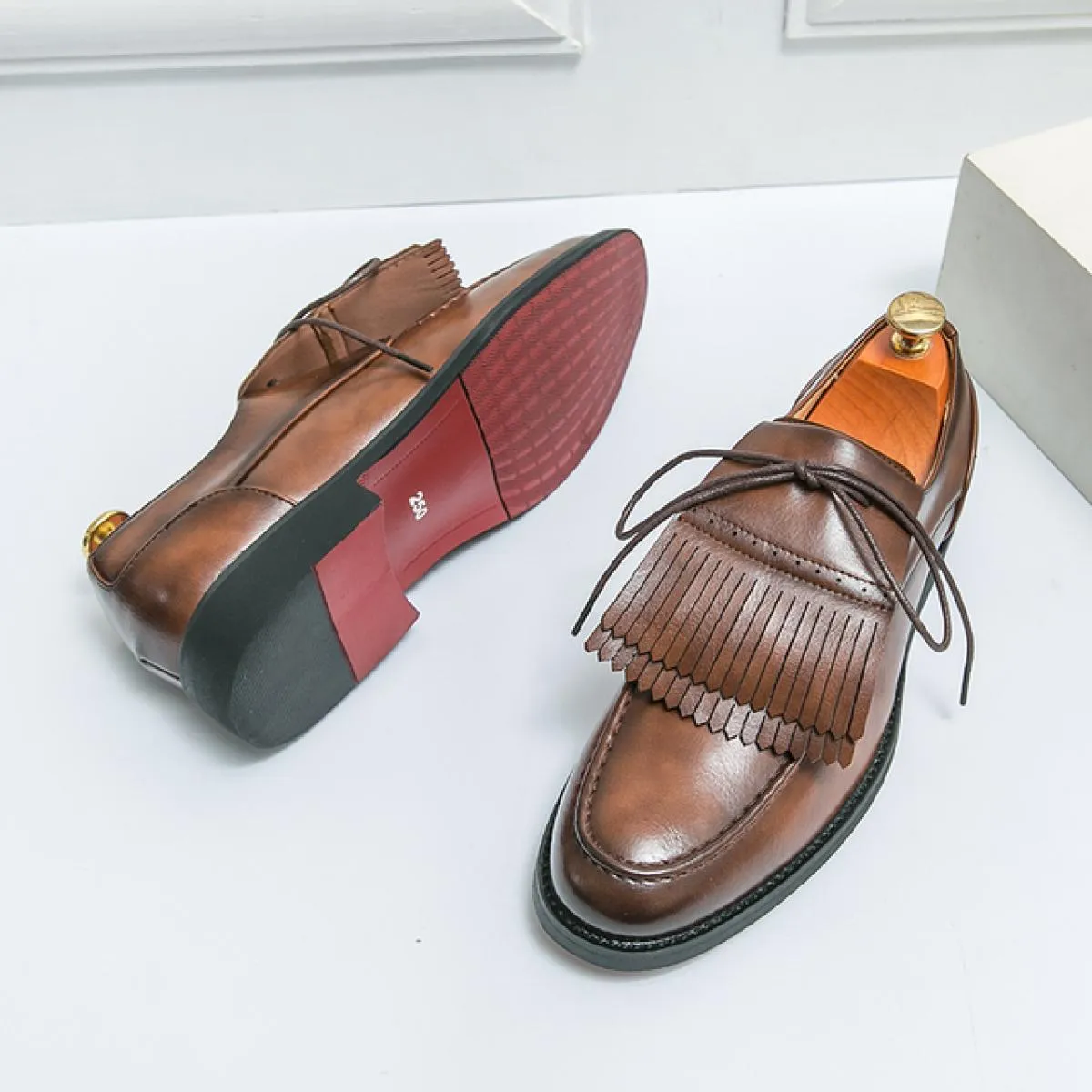Nuovi mocassini con suola rossa per uomo Nappe marroni nere Slip On Punta tonda Fatti a mano Moda Scarpe da uomo da sposa Taglia