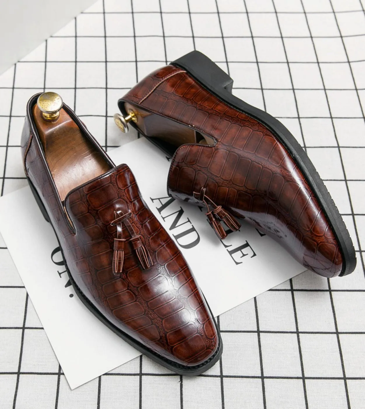 Nuovi mocassini da uomo in pelle verniciata scarpe eleganti da cerimonia da uomo moda casual scarpe da uomo scarpe da club per f