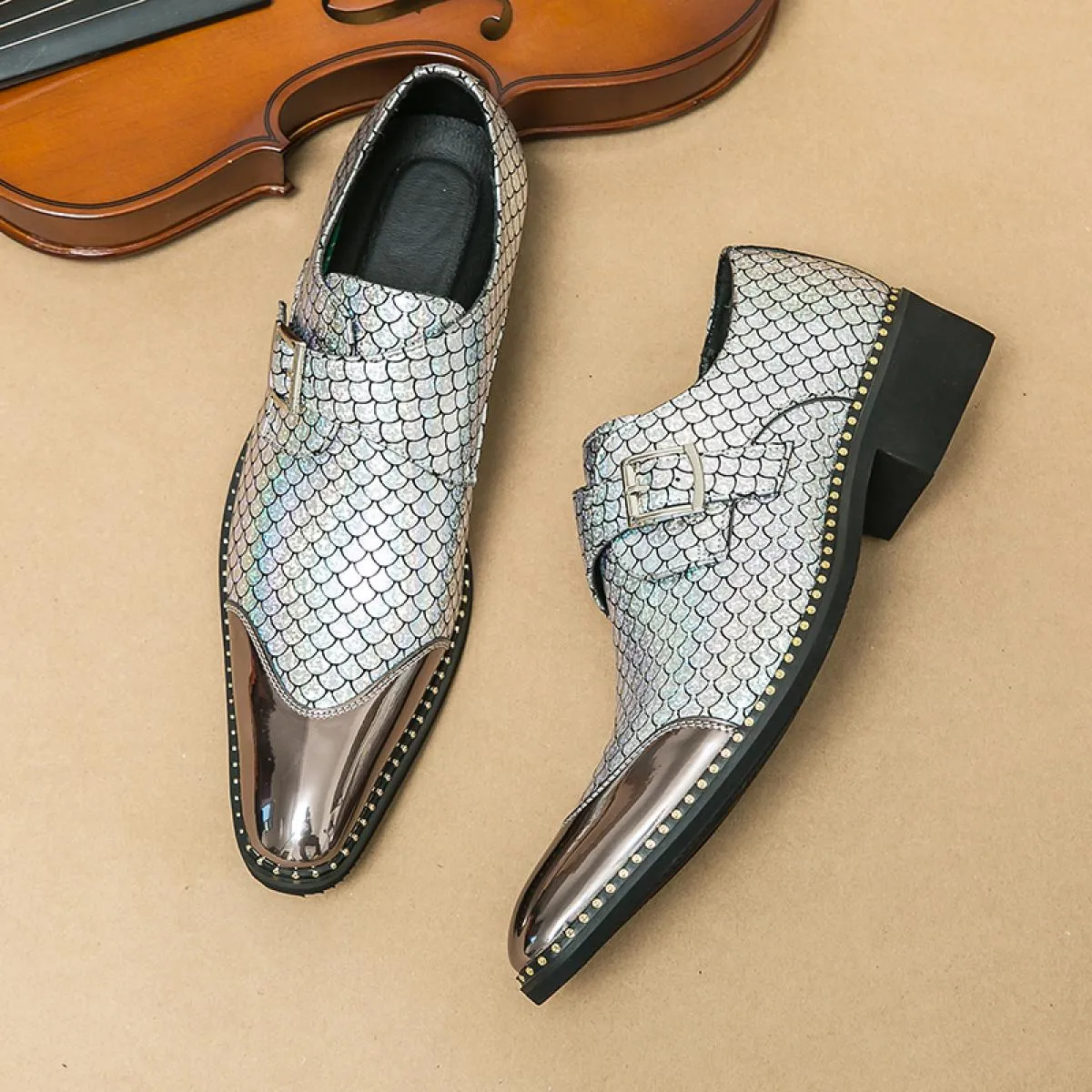 Nuovi mocassini dorati per uomo Metallic Wind Punta quadrata Slip On Scarpe da sposa per uomo Taglia 38 44 Scarpe da uomo di spe