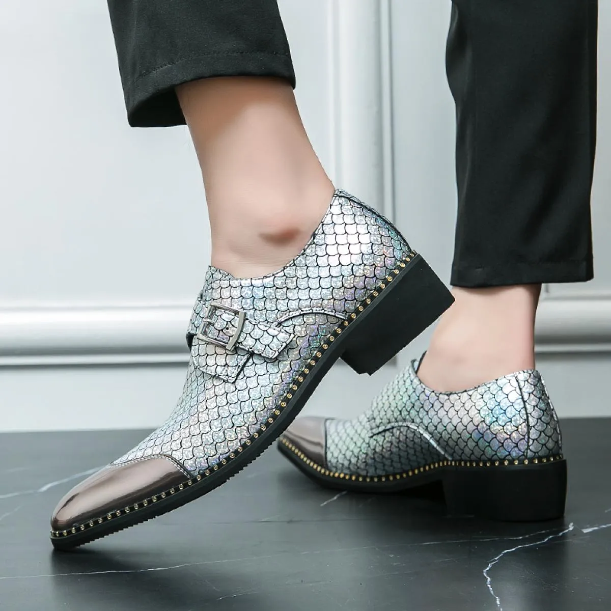 Nuovi mocassini dorati per uomo Metallic Wind Punta quadrata Slip On Scarpe da sposa per uomo Taglia 38 44 Scarpe da uomo di spe