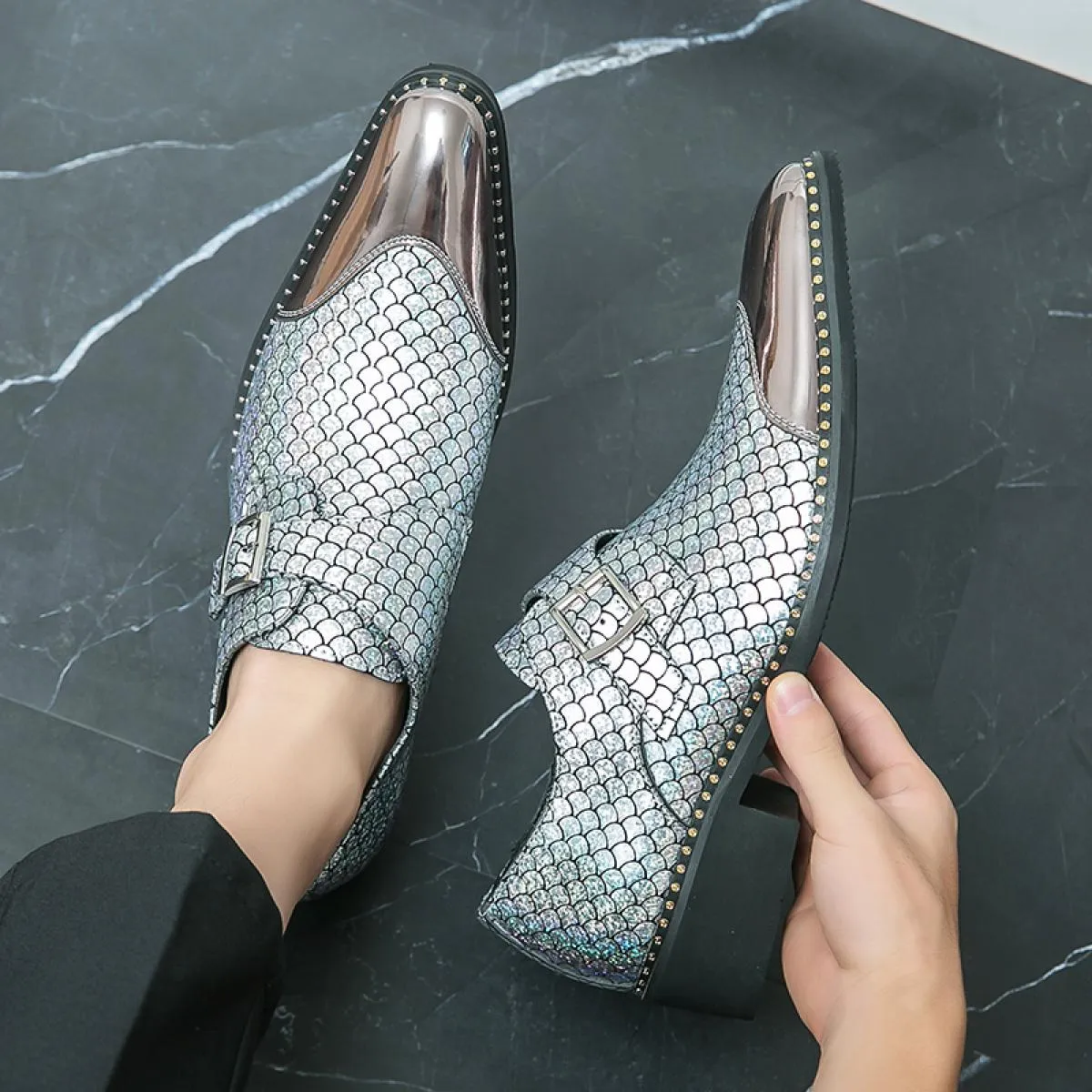 Nuovi mocassini dorati per uomo Metallic Wind Punta quadrata Slip On Scarpe da sposa per uomo Taglia 38 44 Scarpe da uomo di spe