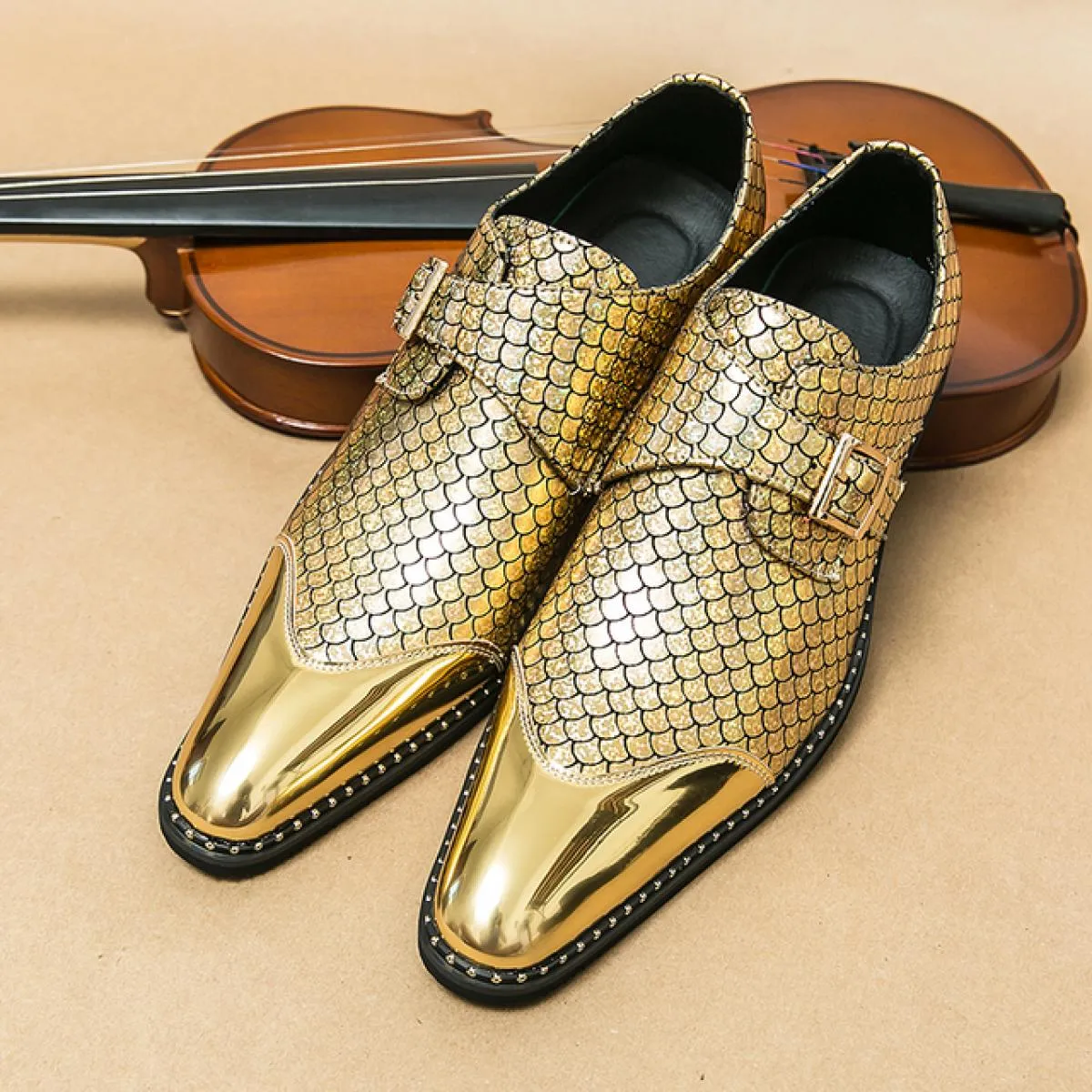 Nuovi mocassini dorati per uomo Metallic Wind Punta quadrata Slip On Scarpe da sposa per uomo Taglia 38 44 Scarpe da uomo di spe