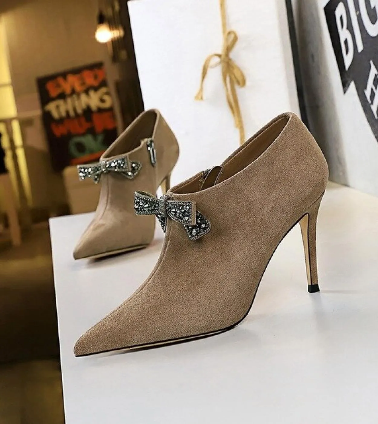 Nuovi stivaletti femminili Fashion Velluto a punta con strass Fiocco a spillo Tacco alto Punta a punta Stivaletti corti per donn