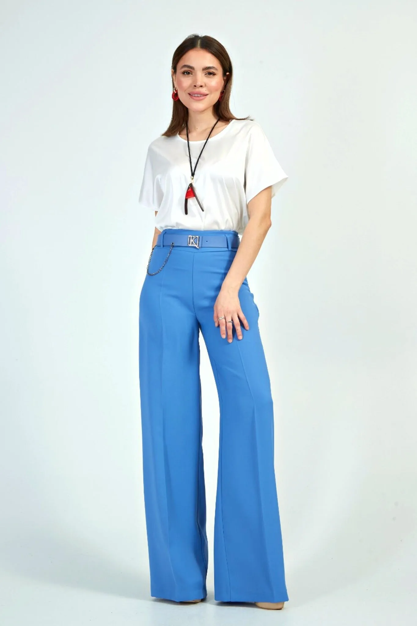 Pantaloni blu cielo a gamba larga e vita accessoriato con cintura e finte tasche
