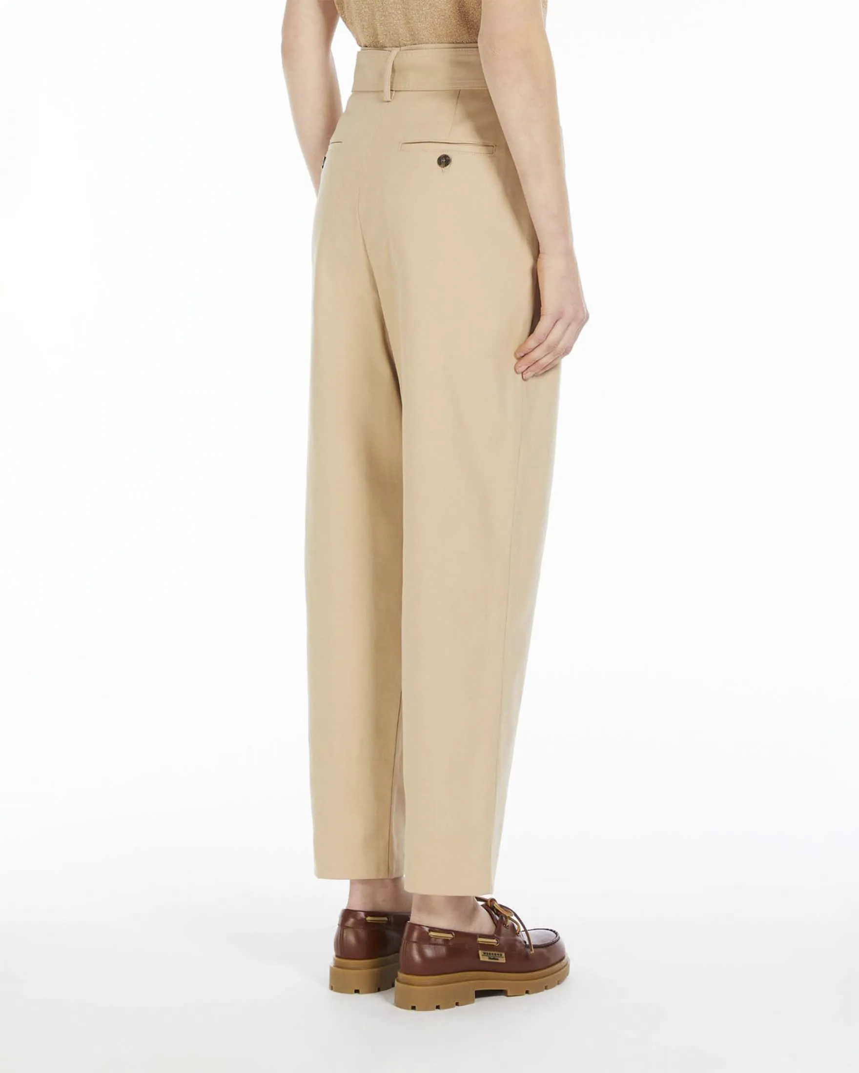 Pantaloni color sabbia in cotone stretch con pinces e fusciacca in vita