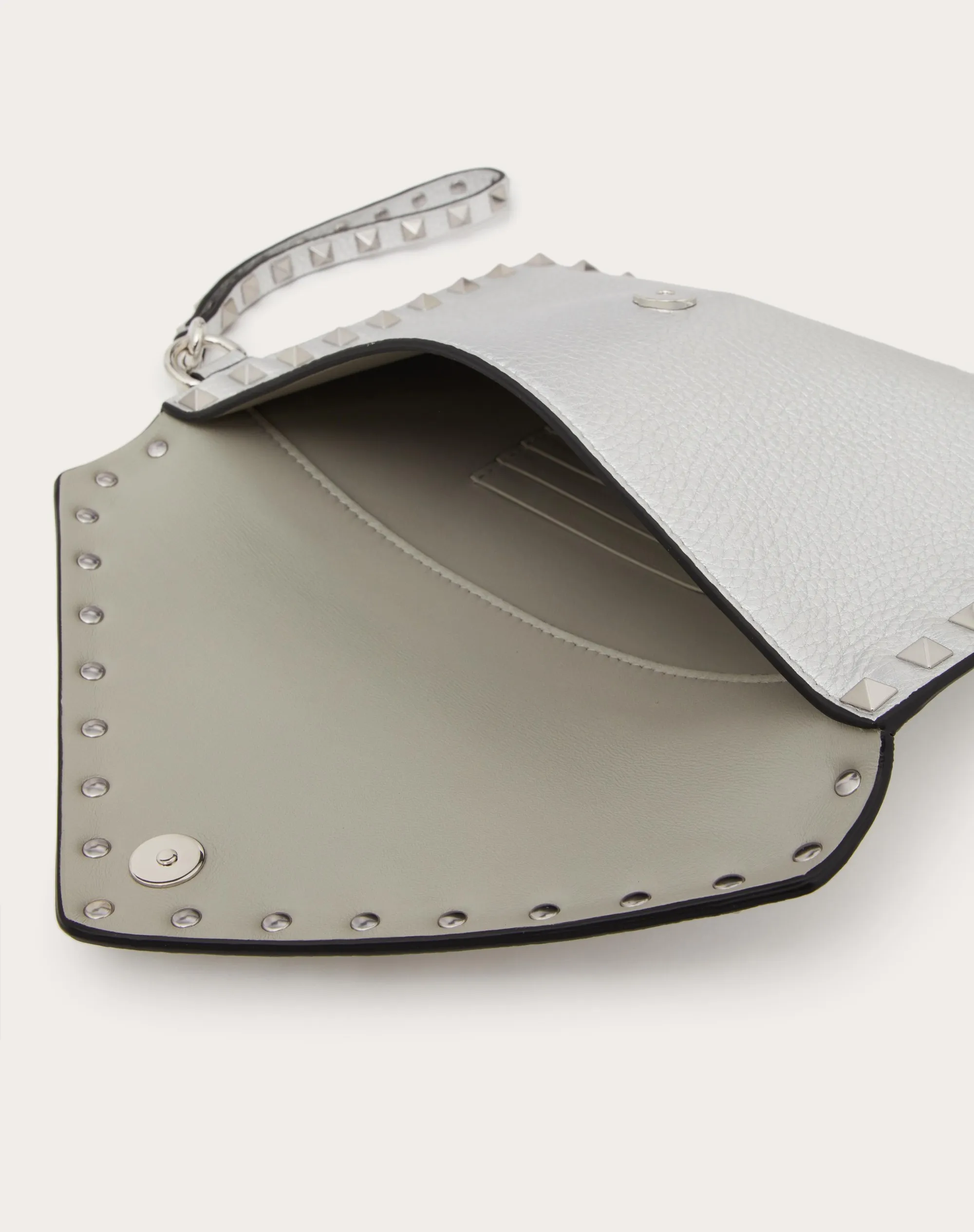 POCHETTE ROCKSTUD IN VITELLO GRANATO METALLIZZATO