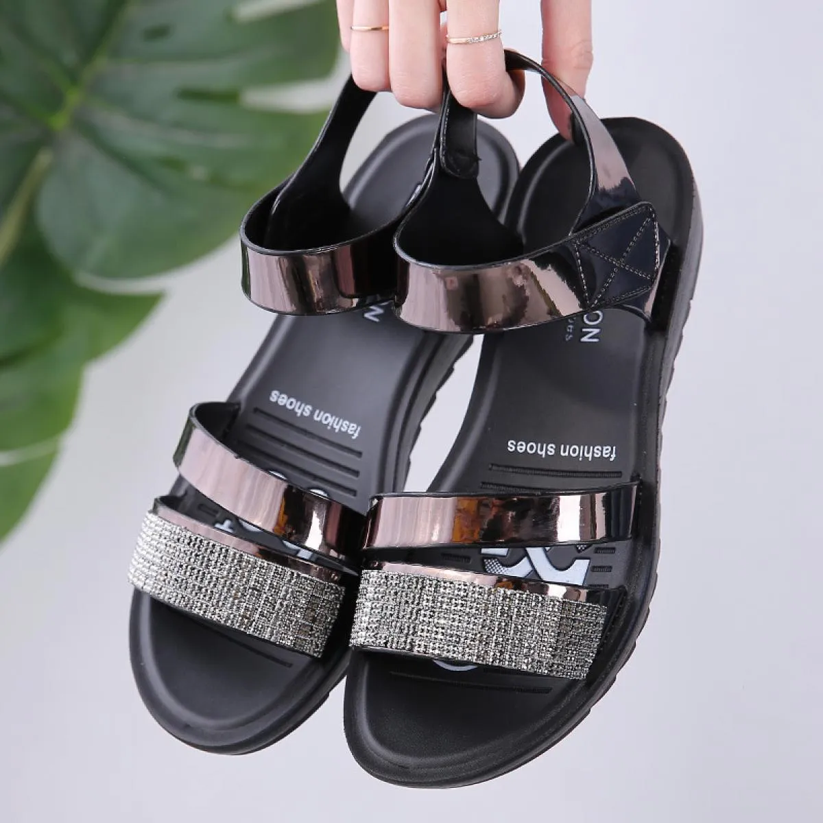 Sandali da donna Moda piatti antiscivolo Sandali versatili Suole morbide 2022 Scarpe estive Vernice Strass Comodi Sanda