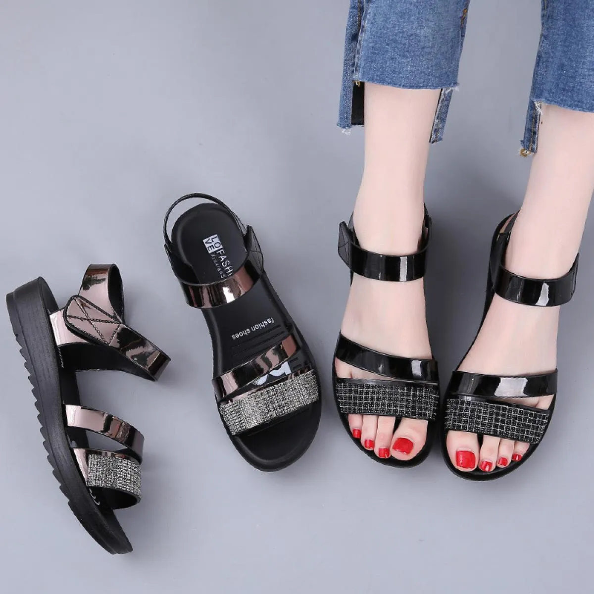 Sandali da donna Moda piatti antiscivolo Sandali versatili Suole morbide 2022 Scarpe estive Vernice Strass Comodi Sanda