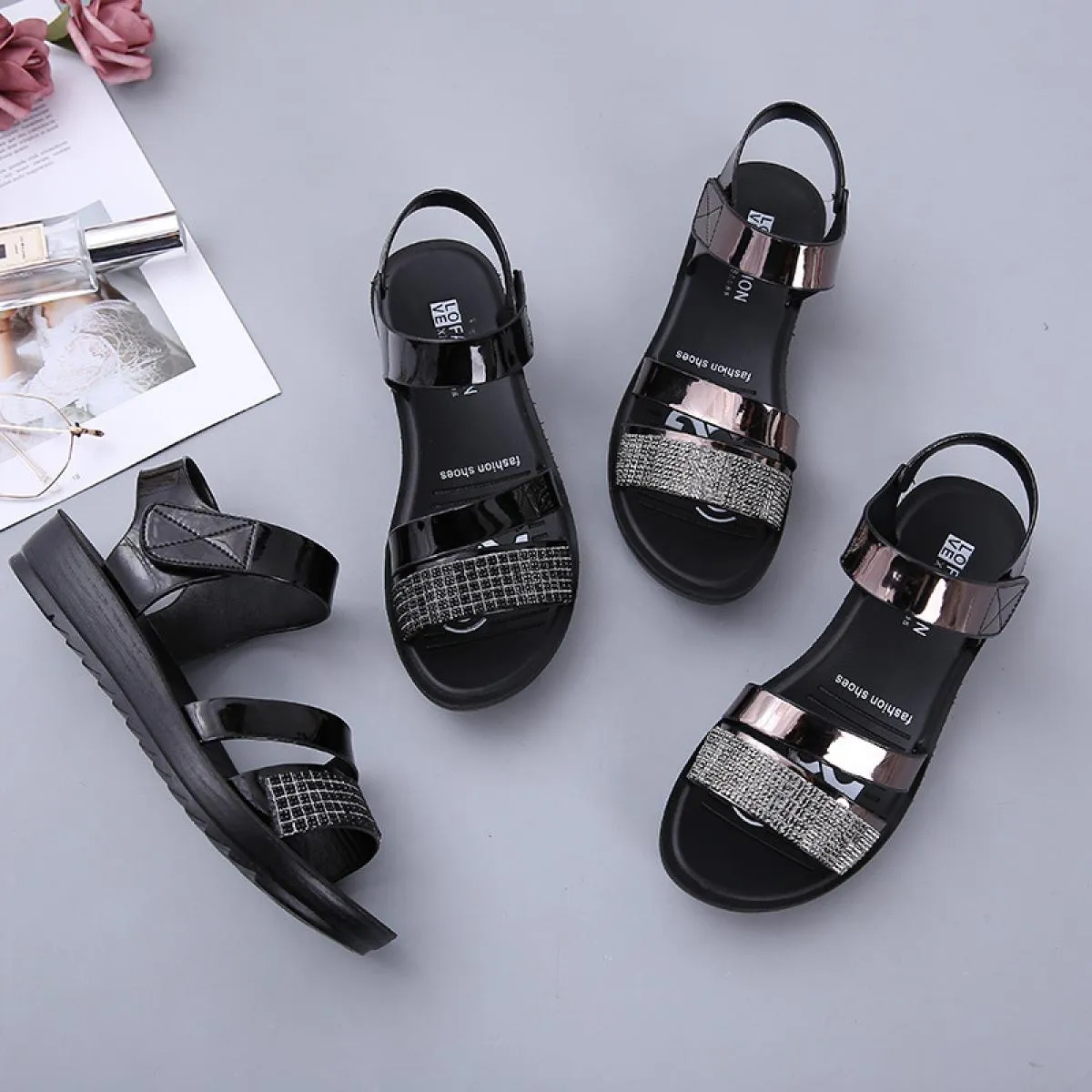 Sandali da donna Moda piatti antiscivolo Sandali versatili Suole morbide 2022 Scarpe estive Vernice Strass Comodi Sanda