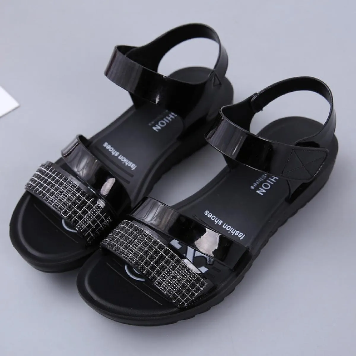 Sandali da donna Moda piatti antiscivolo Sandali versatili Suole morbide 2022 Scarpe estive Vernice Strass Comodi Sanda