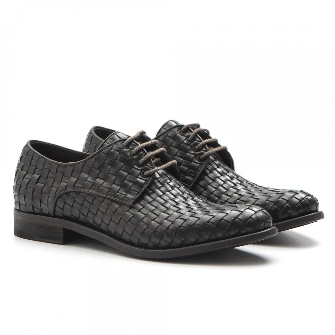 Scarpa derby da uomo in pelle intrecciata color cioccolato
