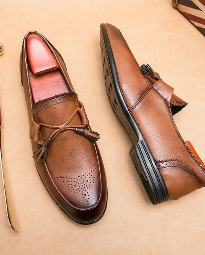 Scarpe a punta di lusso Mocassini in pelle cava di alta qualità Slip On Scarpe da sposa da uomo di design con suola spessa