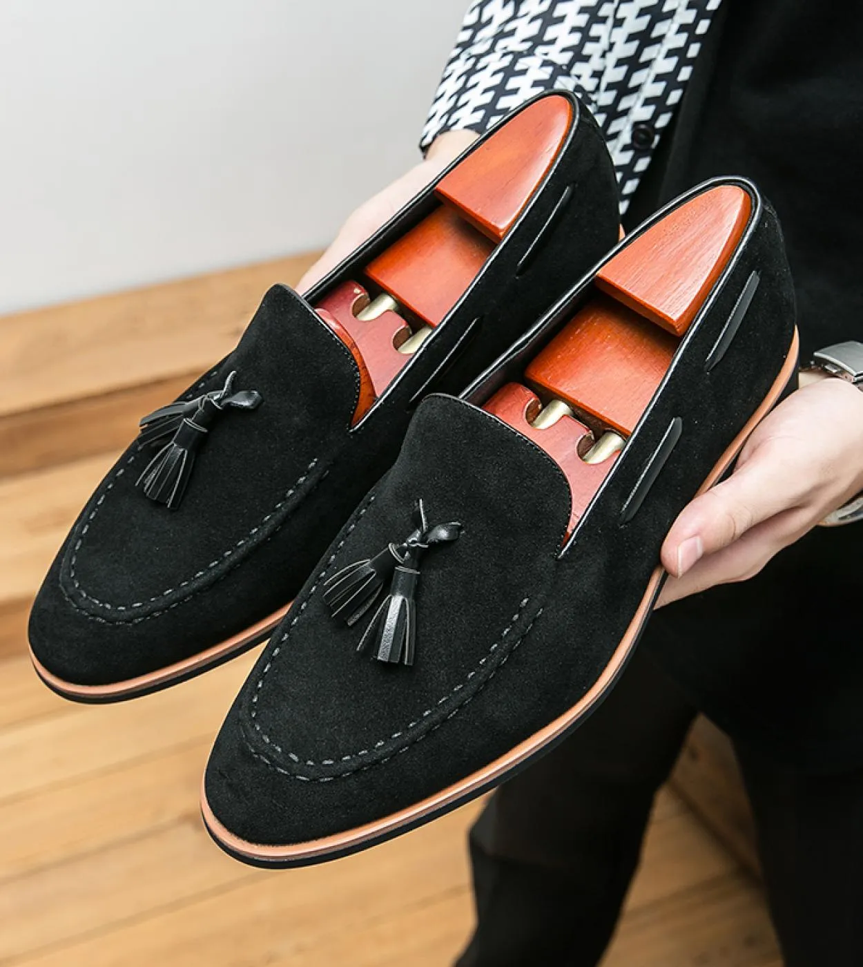 Scarpe da uomo di marca di lusso 2023 Mocassini in pelle nabuk primavera Uomo Slip On Scarpe casual con suole spesse e nappe Uom
