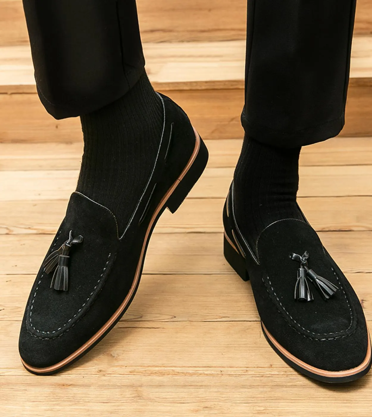 Scarpe da uomo di marca di lusso 2023 Mocassini in pelle nabuk primavera Uomo Slip On Scarpe casual con suole spesse e nappe Uom
