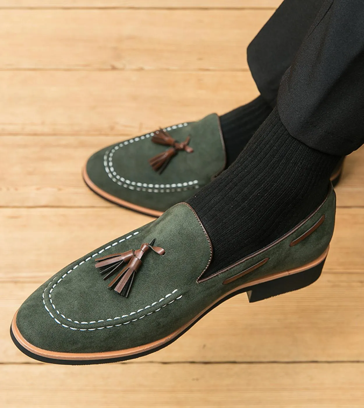 Scarpe da uomo di marca di lusso 2023 Mocassini in pelle nabuk primavera Uomo Slip On Scarpe casual con suole spesse e nappe Uom