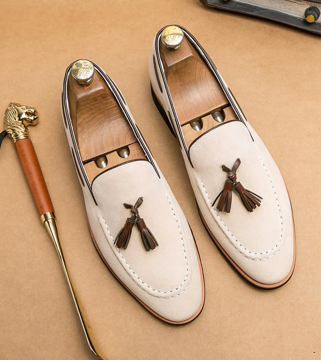 Scarpe da uomo di marca di lusso 2023 Mocassini in pelle nabuk primavera Uomo Slip On Scarpe casual con suole spesse e nappe Uom