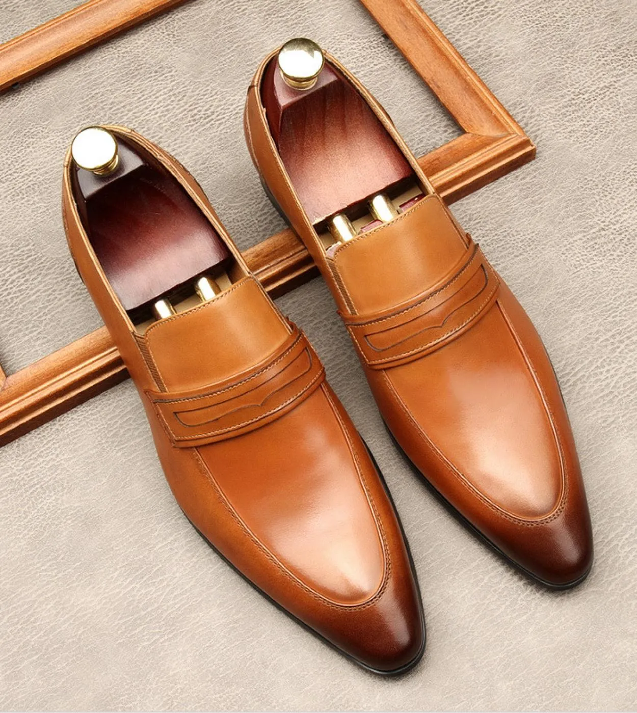Scarpe eleganti da uomo calde di lusso in vera pelle 2023 New Style Designer Slip On Fashion Mocassini da lavoro neri con pellic