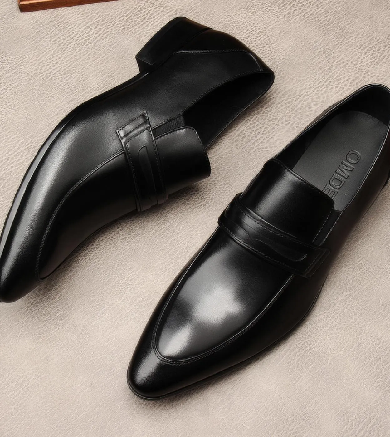 Scarpe eleganti da uomo calde di lusso in vera pelle 2023 New Style Designer Slip On Fashion Mocassini da lavoro neri con pellic
