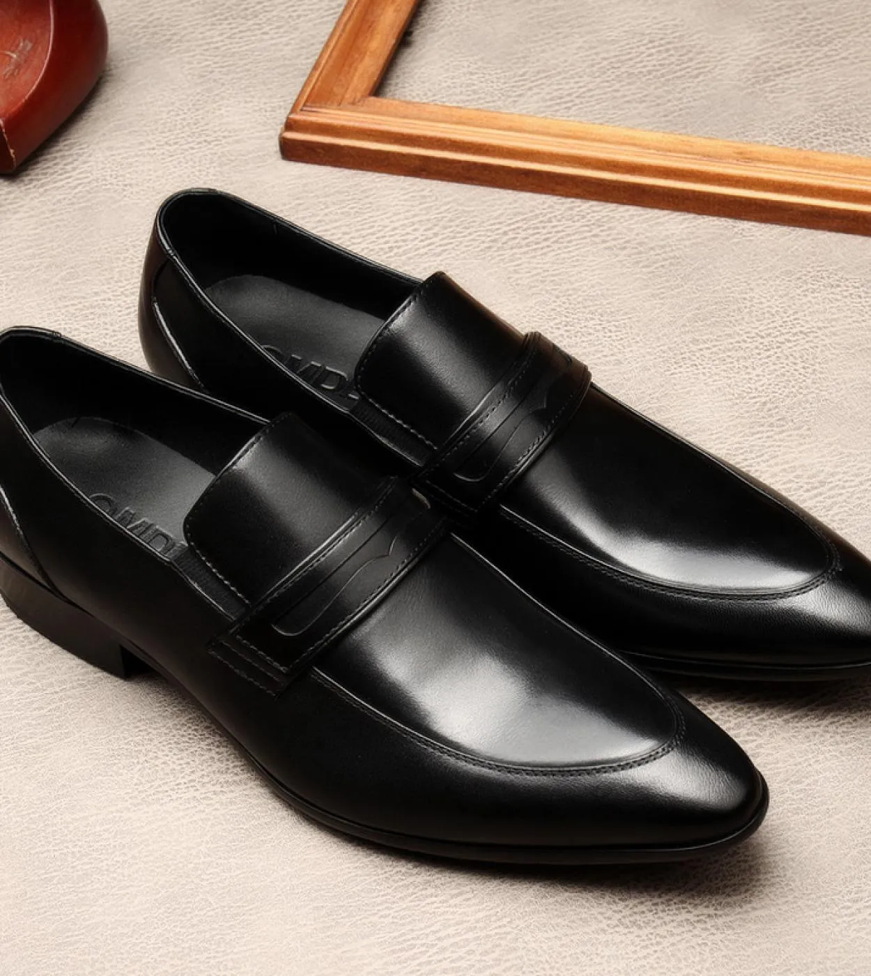 Scarpe eleganti da uomo calde di lusso in vera pelle 2023 New Style Designer Slip On Fashion Mocassini da lavoro neri con pellic
