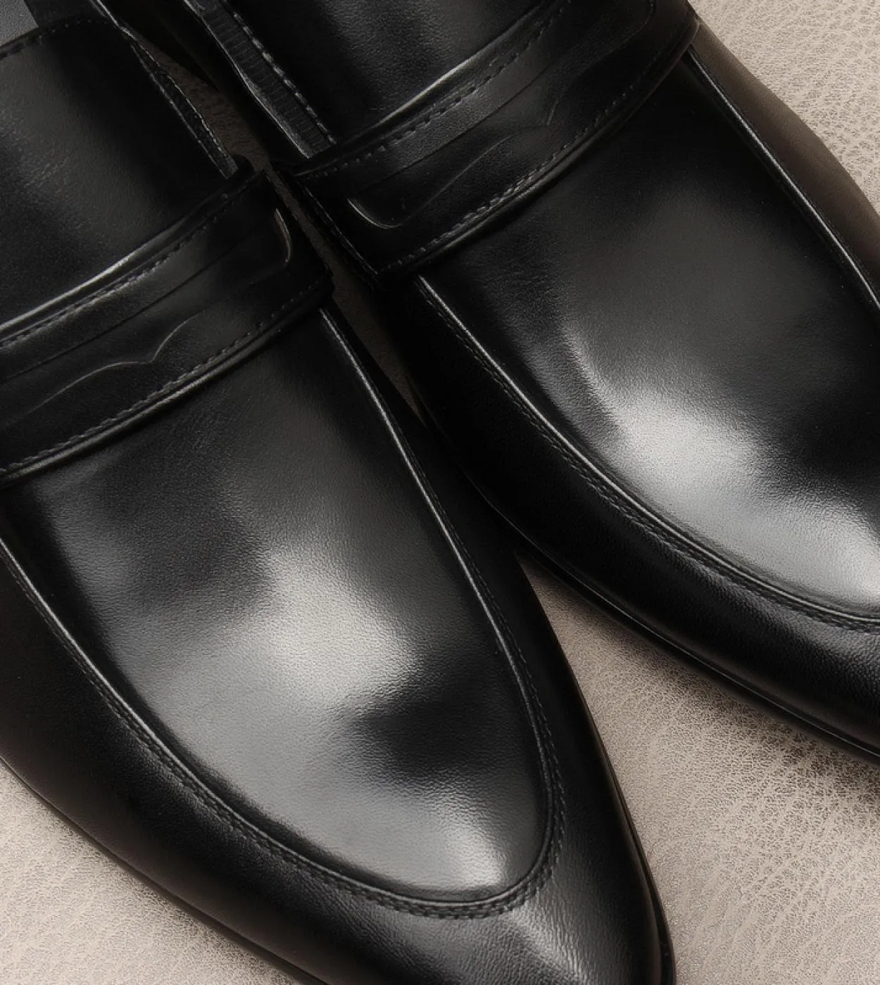 Scarpe eleganti da uomo calde di lusso in vera pelle 2023 New Style Designer Slip On Fashion Mocassini da lavoro neri con pellic