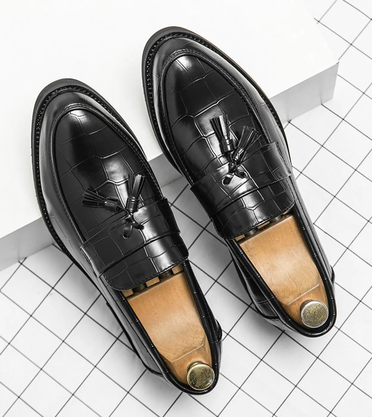 Scarpe in pelle nuove primaverili Scarpe casual da uomo Slip On Mocassini con nappine Scarpe da uomo Fatte a mano Uomo Guida App