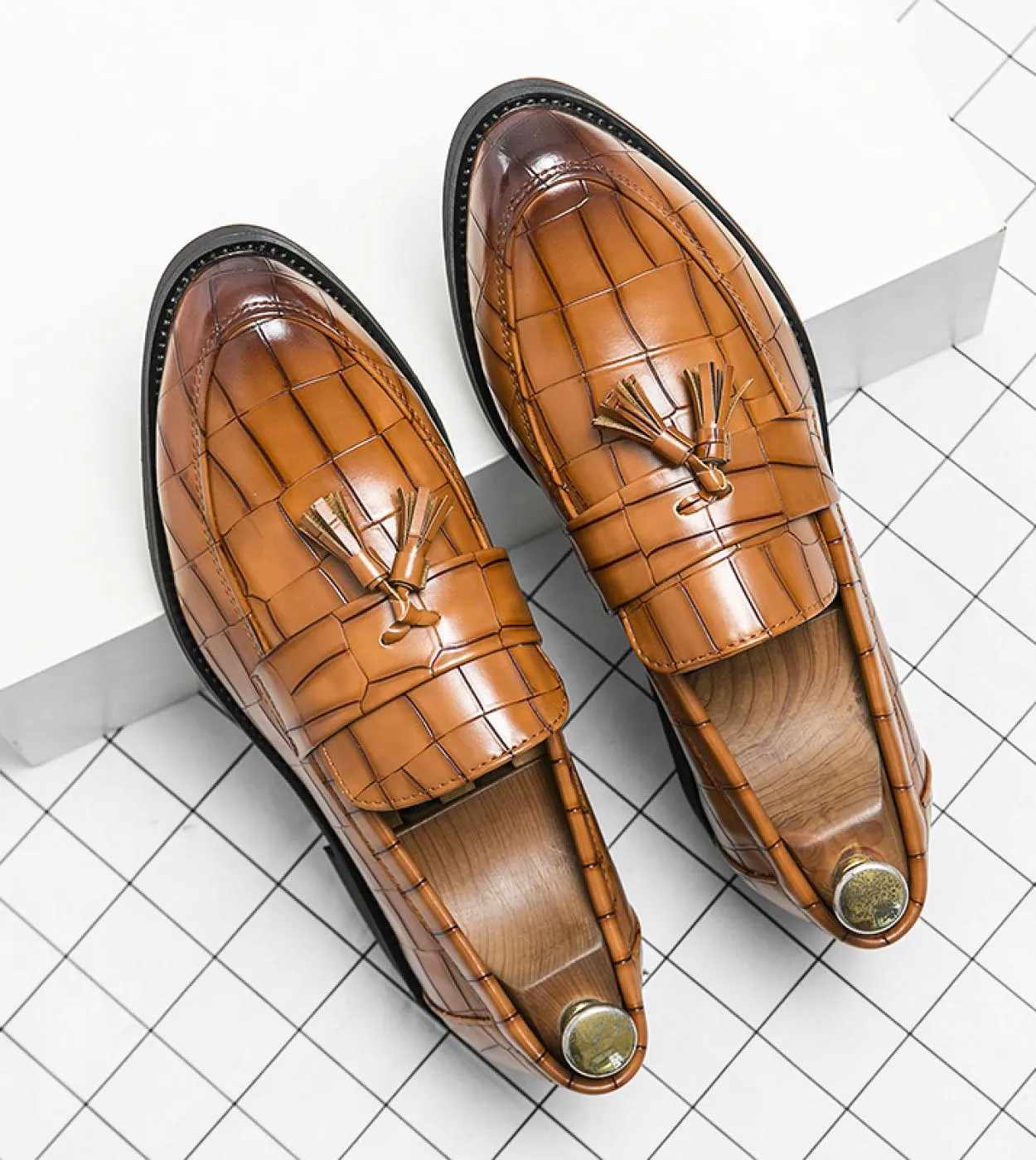 Scarpe in pelle nuove primaverili Scarpe casual da uomo Slip On Mocassini con nappine Scarpe da uomo Fatte a mano Uomo Guida App