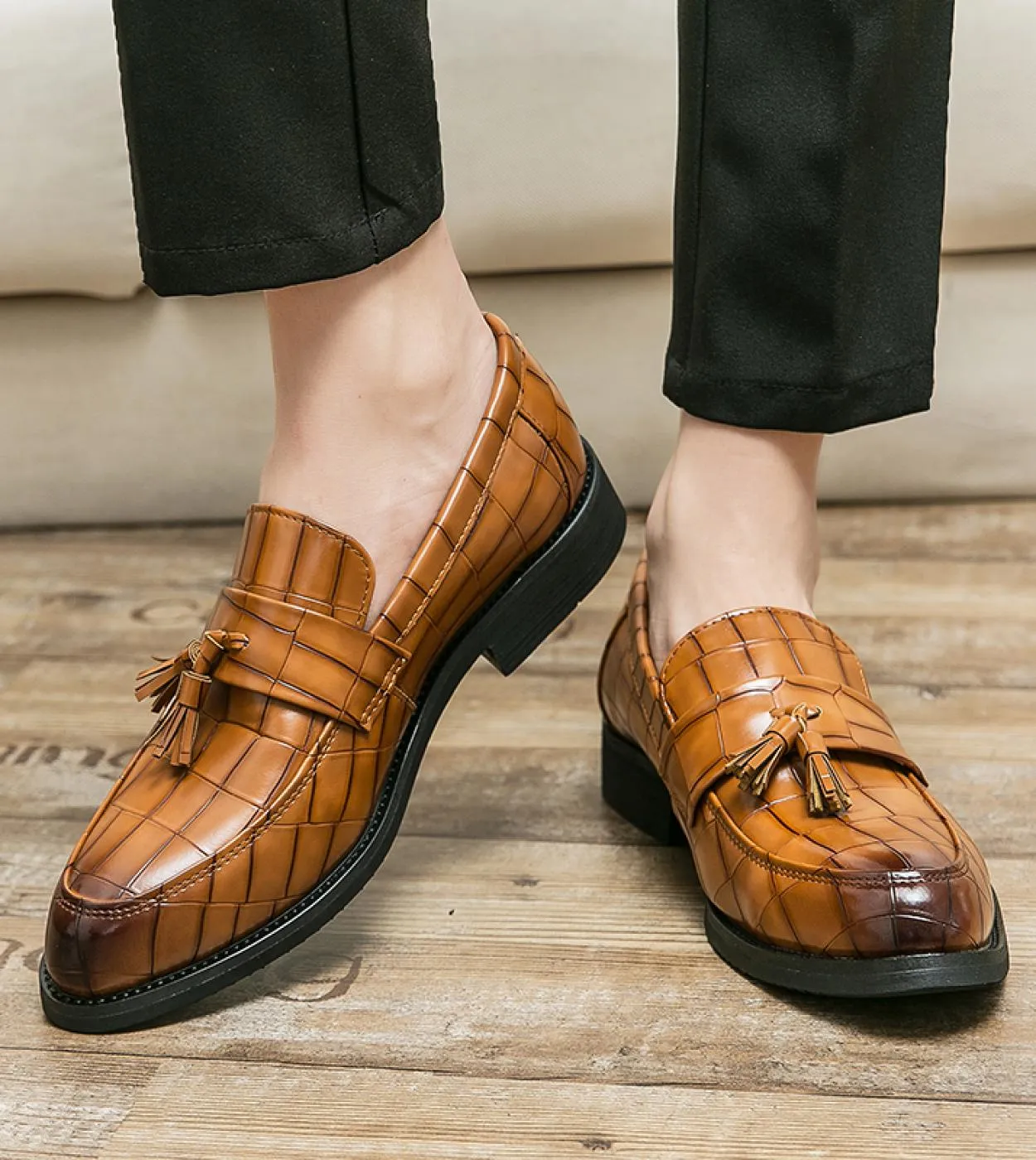 Scarpe in pelle nuove primaverili Scarpe casual da uomo Slip On Mocassini con nappine Scarpe da uomo Fatte a mano Uomo Guida App