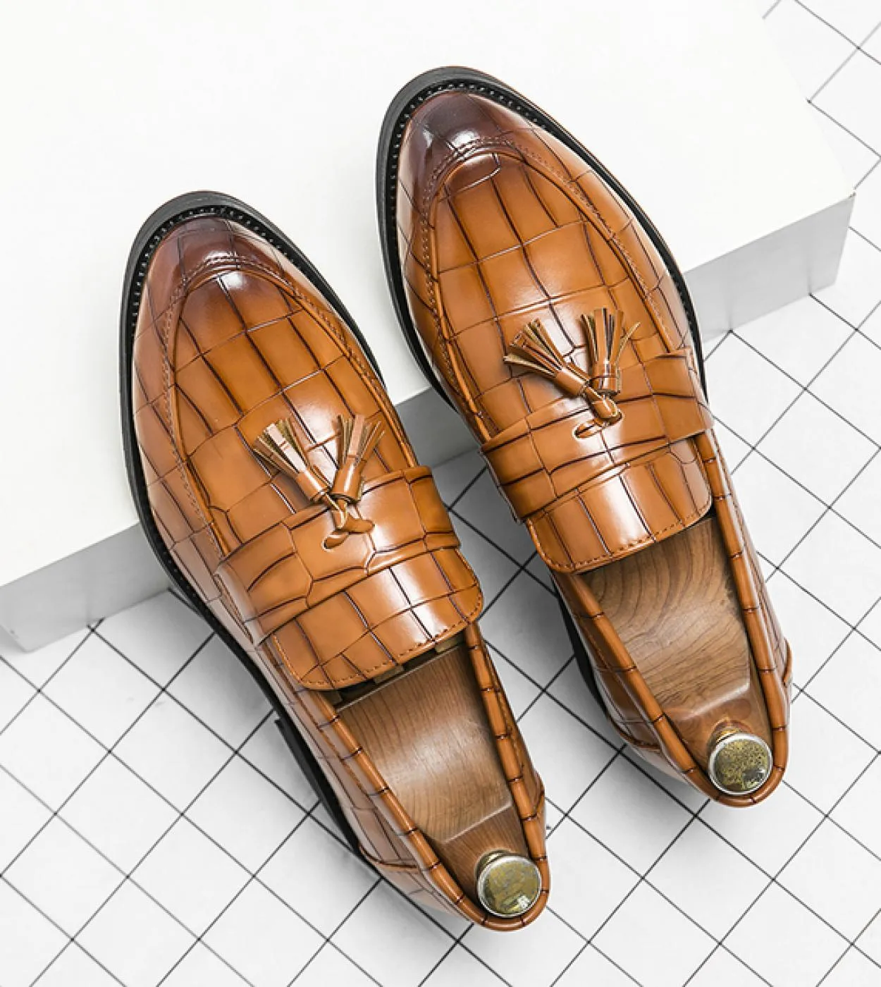 Scarpe in pelle nuove primaverili Scarpe casual da uomo Slip On Mocassini con nappine Scarpe da uomo Fatte a mano Uomo Guida App