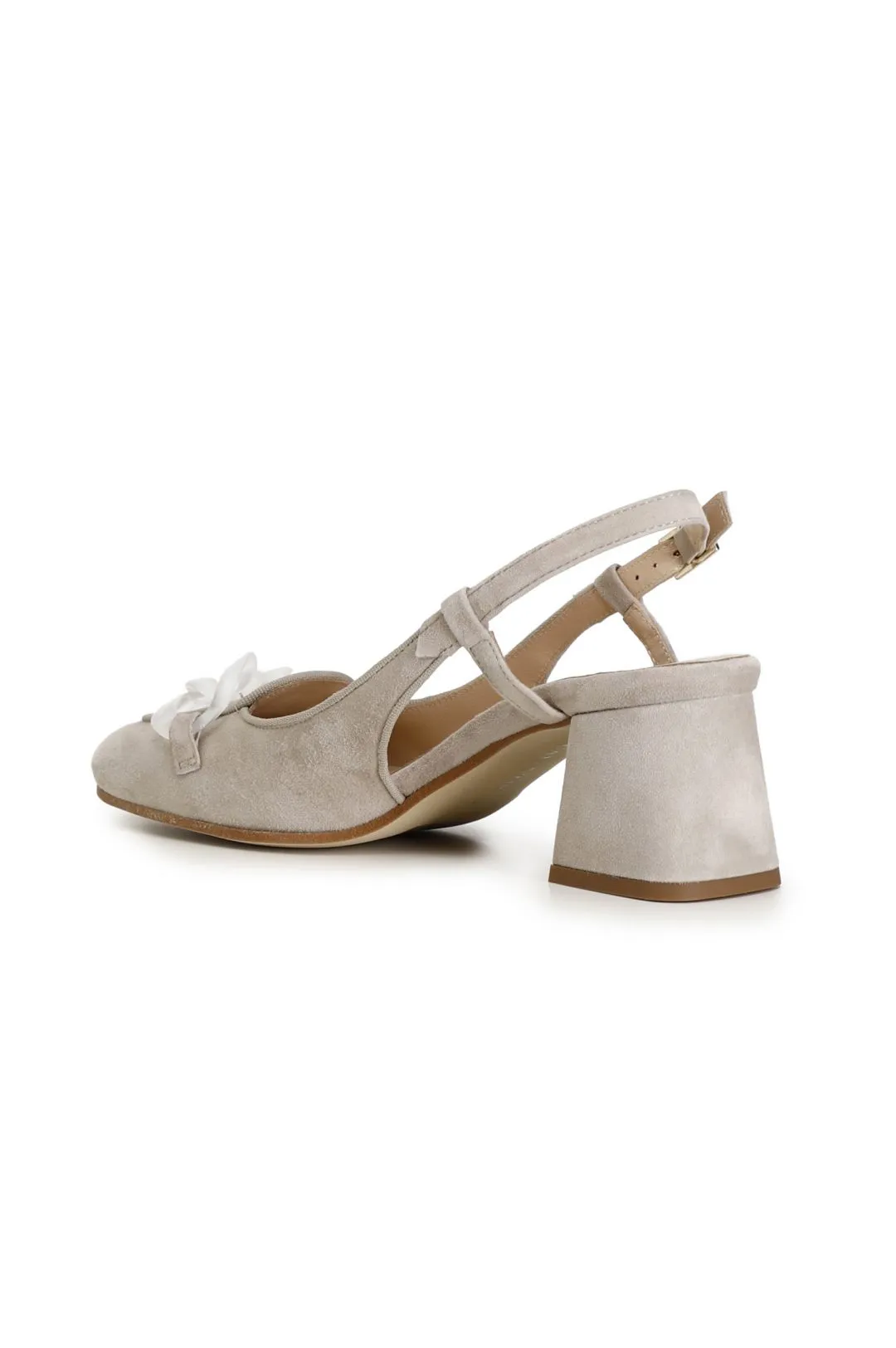 scarpe in suede realizzate in camoscio aperte sul retro con morsetto trasparente beige