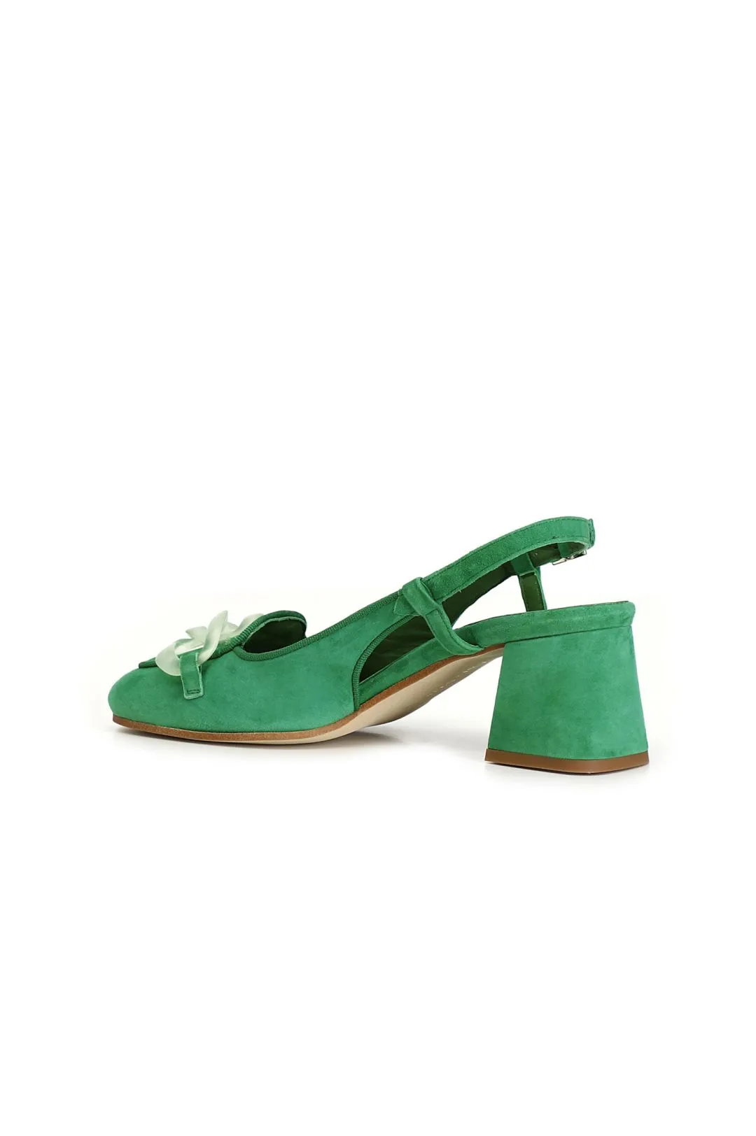 scarpe in suede realizzate in camoscio aperte sul retro con morsetto trasparente verde