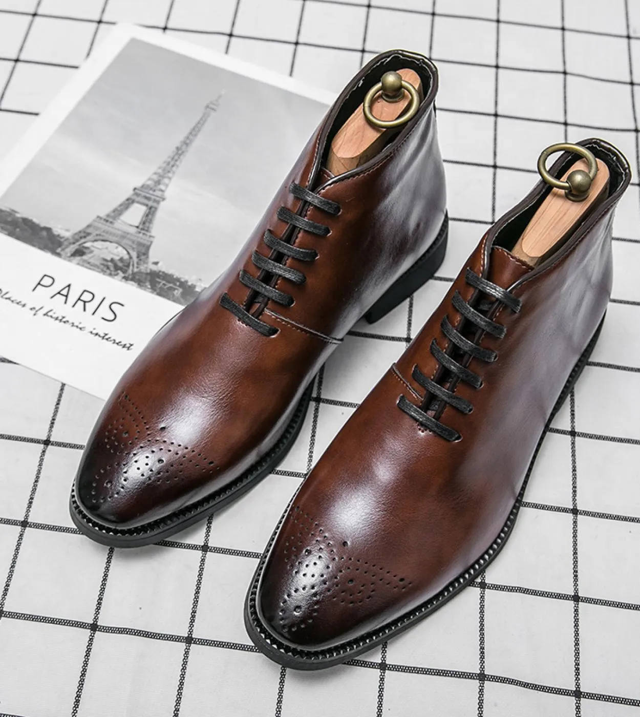 Stivaletti da uomo Brock Carving Moda marrone punk per uomo Stivaletti casual in pelle stile street Uomo a punta Marca famosa Sh