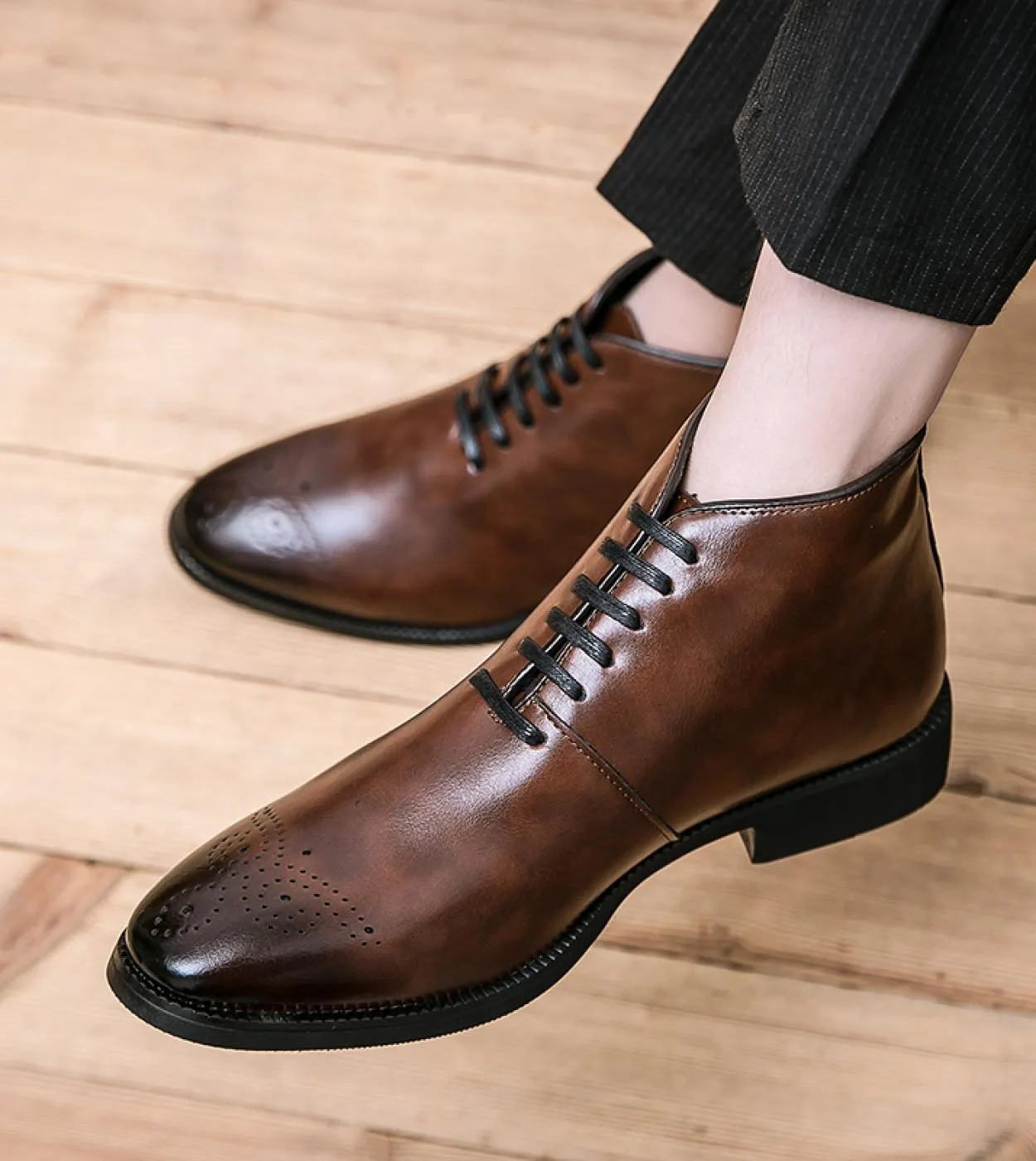 Stivaletti da uomo Brock Carving Moda marrone punk per uomo Stivaletti casual in pelle stile street Uomo a punta Marca famosa Sh