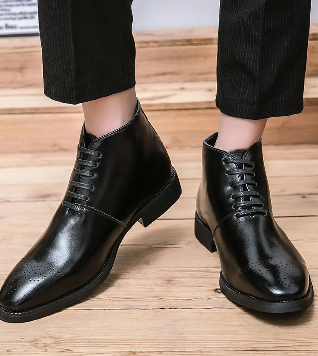 Stivaletti da uomo Brock Carving Moda marrone punk per uomo Stivaletti casual in pelle stile street Uomo a punta Marca famosa Sh