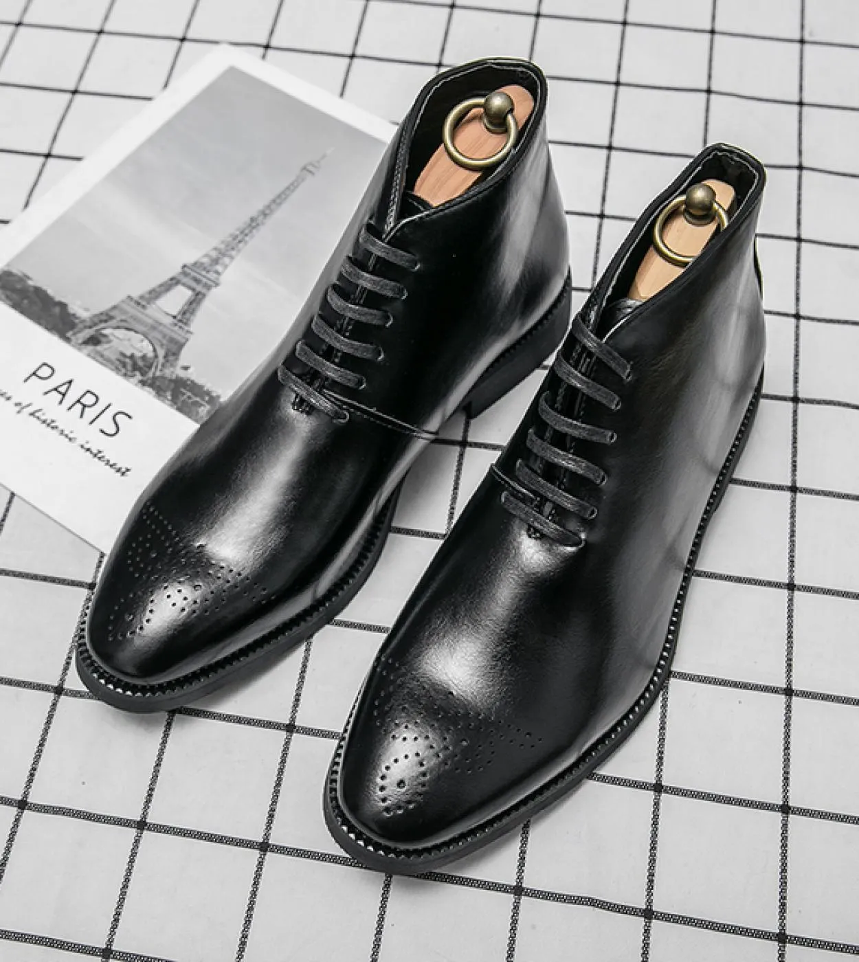 Stivaletti da uomo Brock Carving Moda marrone punk per uomo Stivaletti casual in pelle stile street Uomo a punta Marca famosa Sh