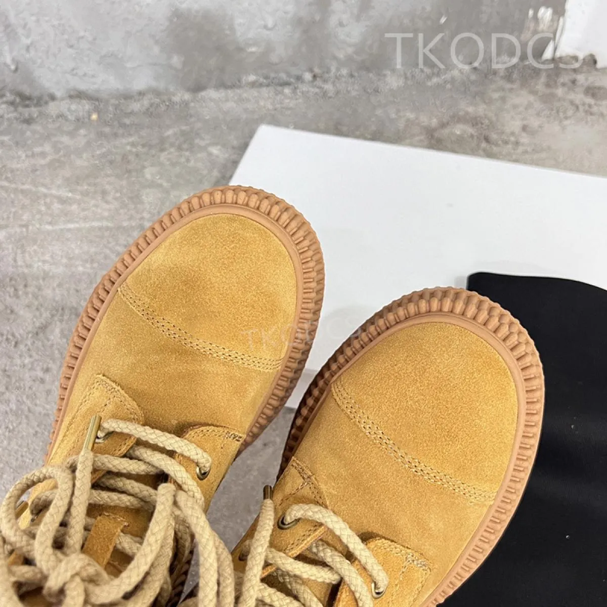 Stivaletti di marca di moda di lusso Stivaletti corti con plateau stringati in pelle scamosciata di mucca da donna Stivali da mo