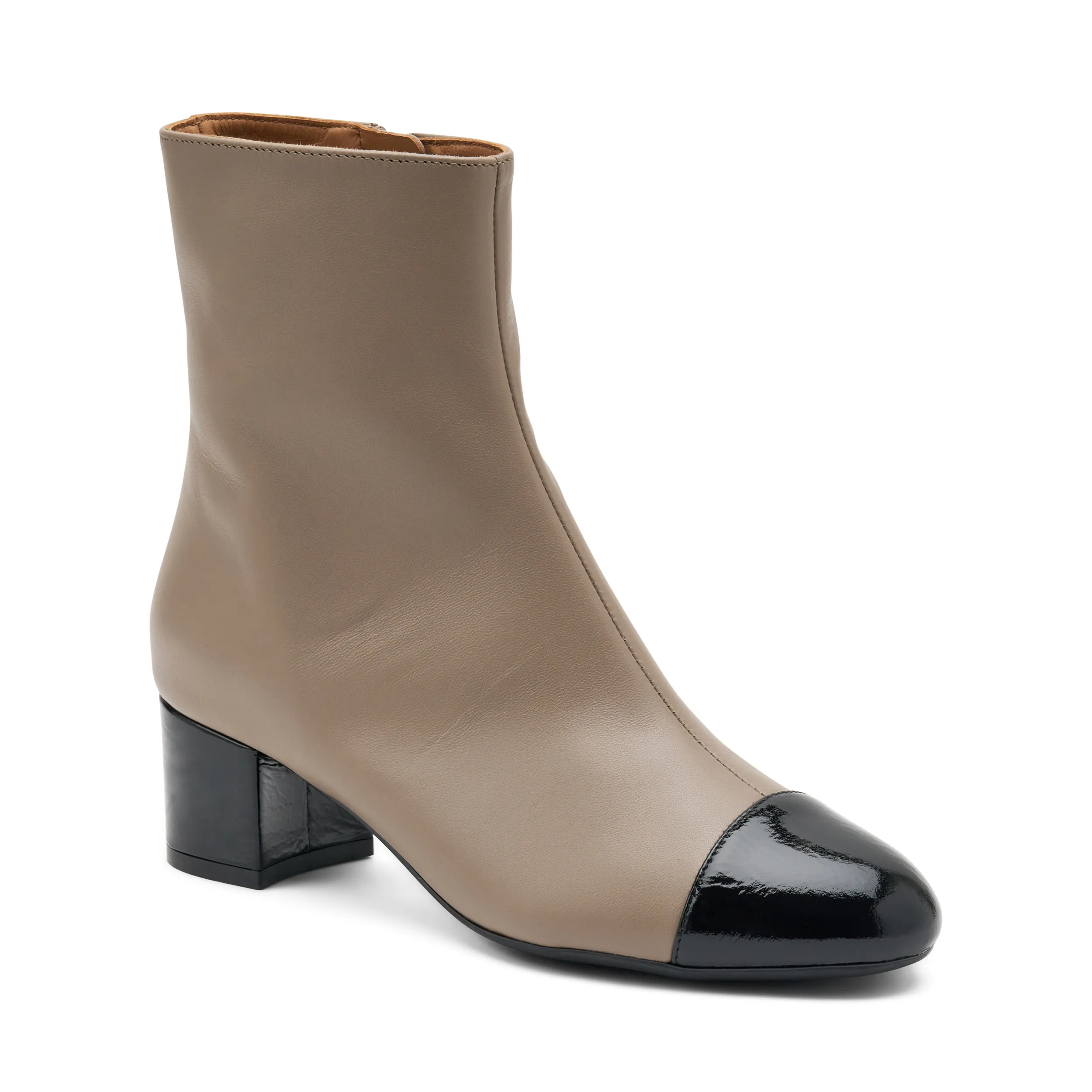 Stivaletto in pelle con inserti in vernice