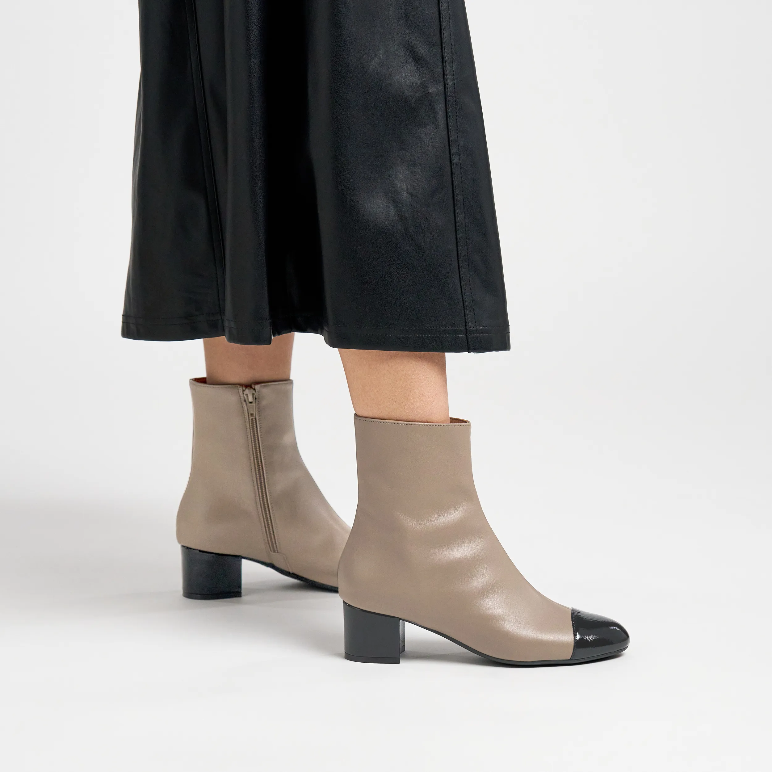Stivaletto in pelle con inserti in vernice