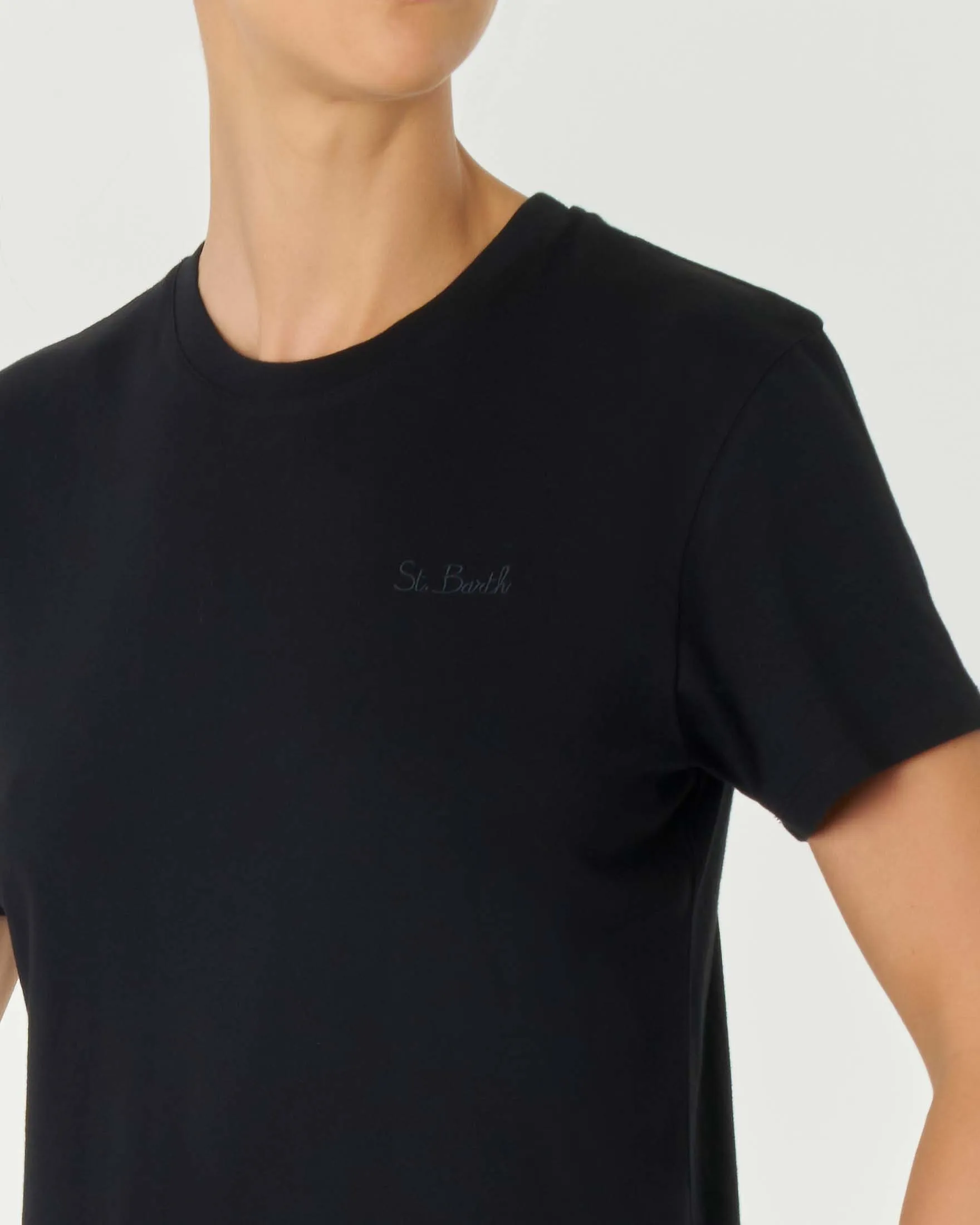 T-shirt nera a tinta unita in puro cotone con logo piccolo ricamato sul petto in tono