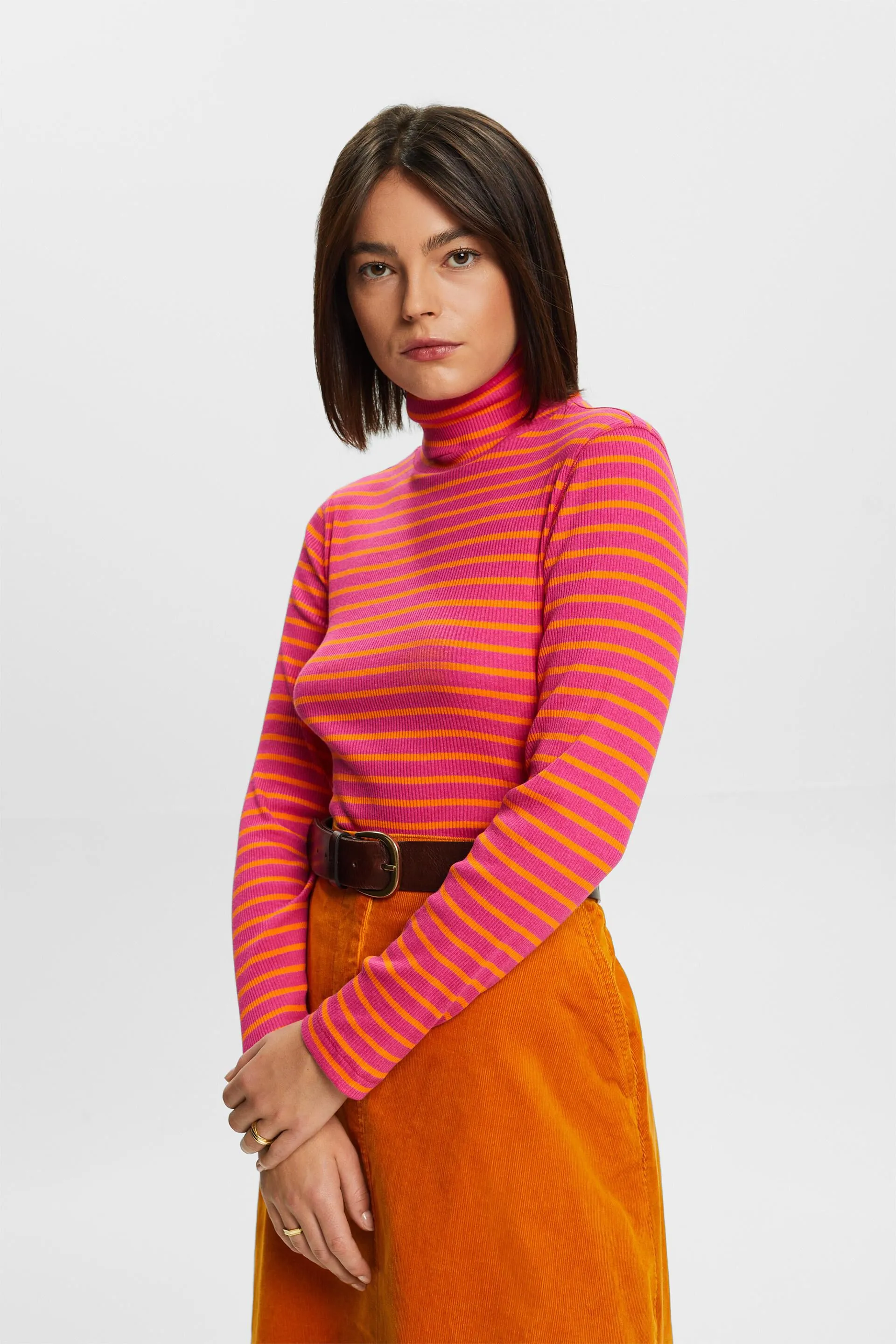 Top a righe con collo a tartaruga e maniche lunghe