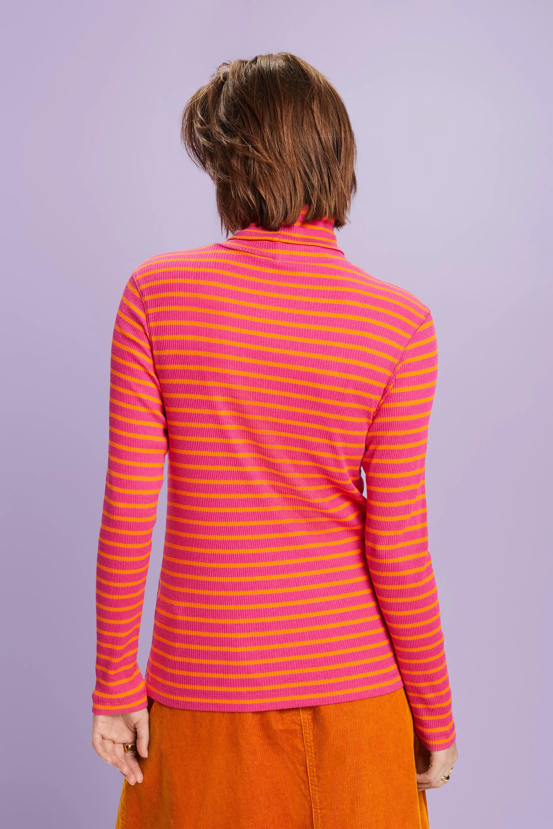 Top a righe con collo a tartaruga e maniche lunghe