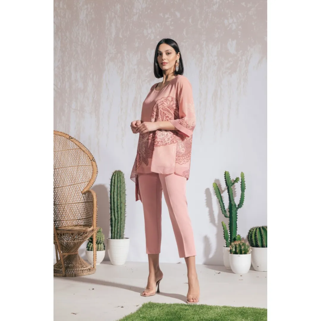 Un elegante pantalone albicocca  da donna ideale per le cerimonie di classe